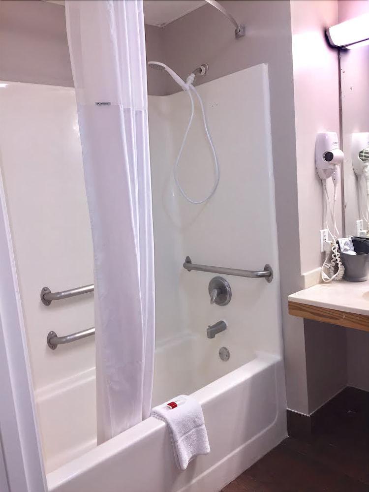 Days Inn By Wyndham Great Lakes Naval Base Северно Чикаго Екстериор снимка
