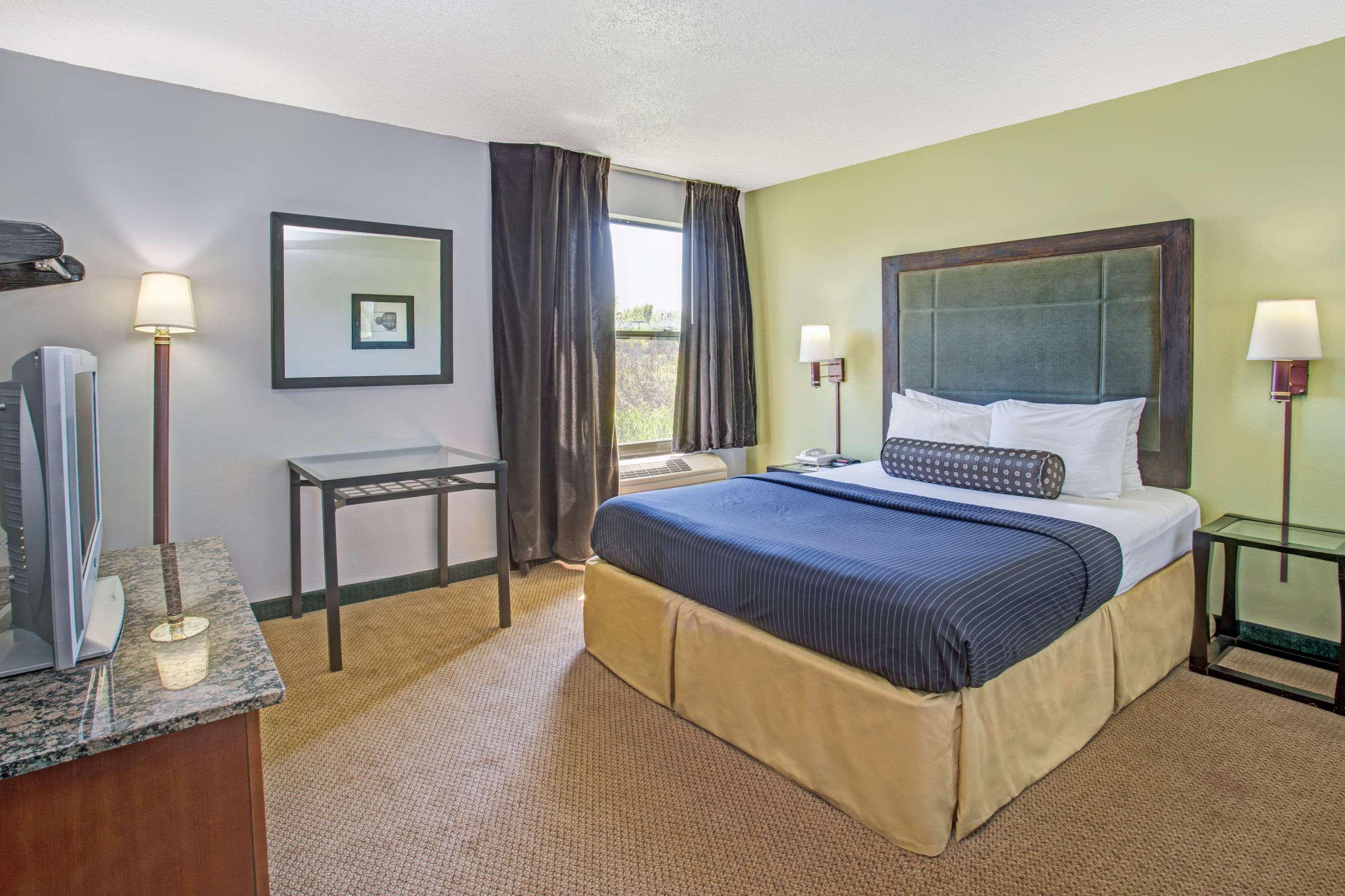 Days Inn By Wyndham Great Lakes Naval Base Северно Чикаго Екстериор снимка