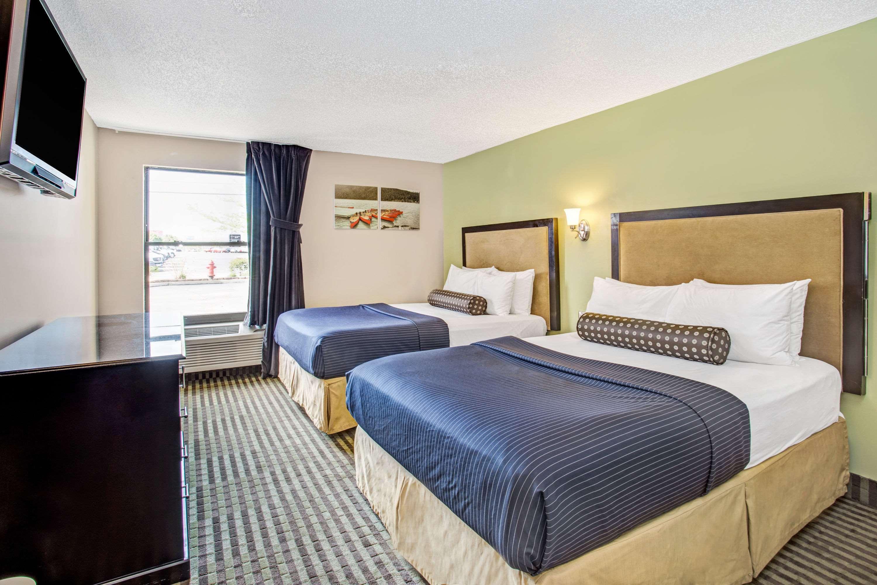 Days Inn By Wyndham Great Lakes Naval Base Северно Чикаго Екстериор снимка
