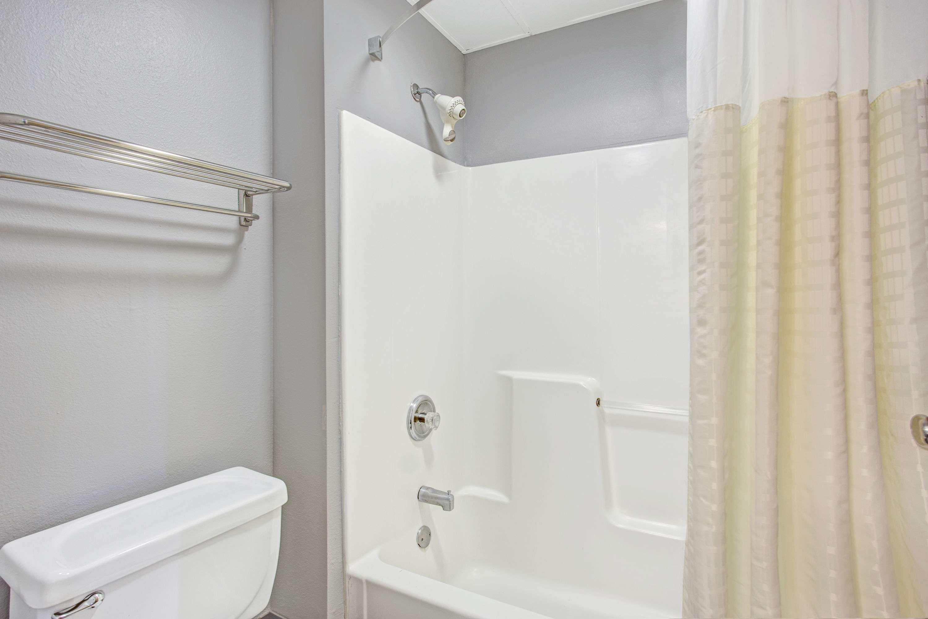 Days Inn By Wyndham Great Lakes Naval Base Северно Чикаго Екстериор снимка